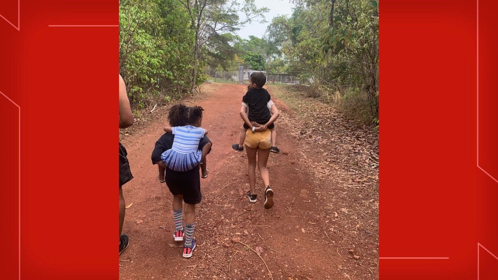 As duas filhas de Adriana se divertem com a oportunidade de terem uma 'irmãzinha', uma menina acolhida temporariamente no DF — Foto: Arquivo pessoal