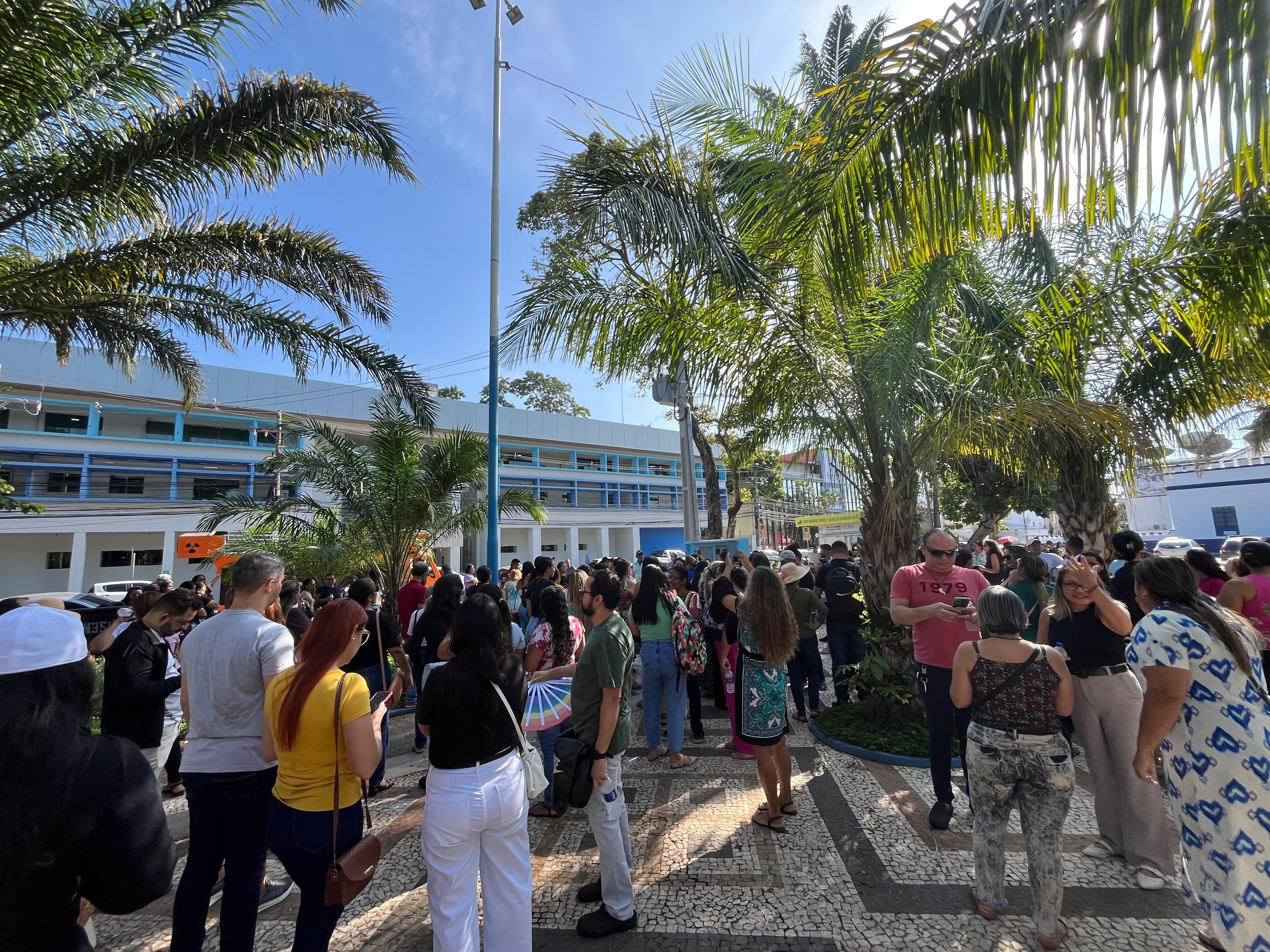 Servidores da Educação de Rio Branco fazem protesto por reajuste salarial