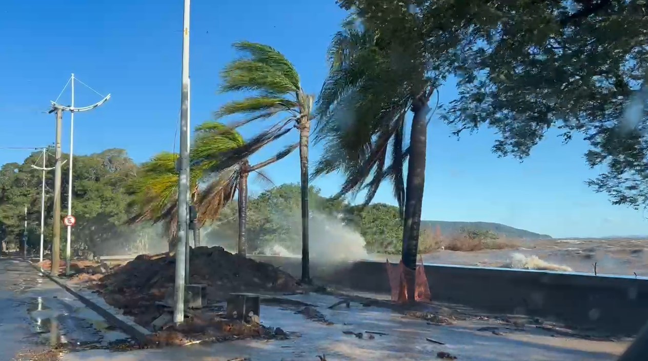 Acima da cota de alerta pelo 4º dia seguido, Guaíba avança e águas invadem Orla, em Porto Alegre