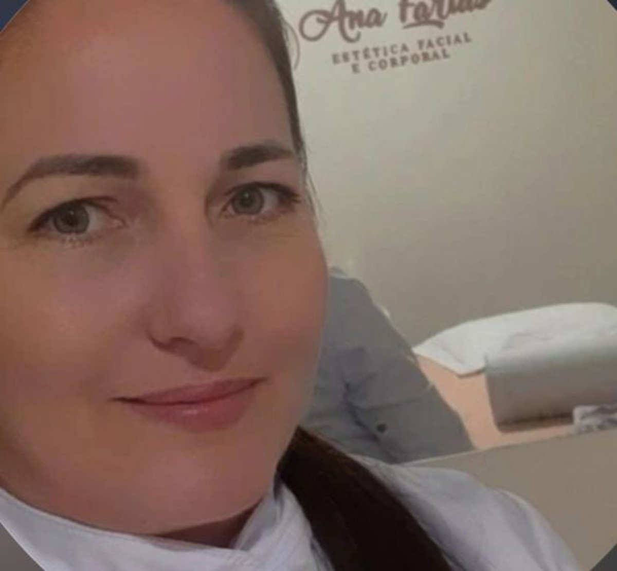 Mulher é encontrada morta dentro de casa com indícios de asfixia em Balneário Camboriú; marido é suspeito  