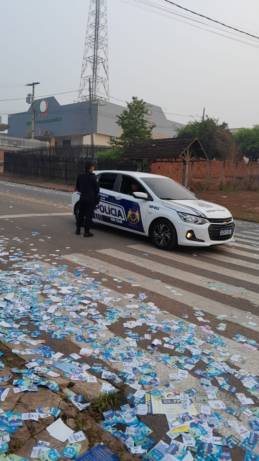 Rio Branco amanhece coberta por santinhos de candidatos