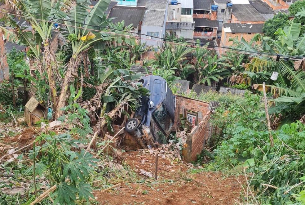 Motorista perde controle da direção de carro e veículo atinge casa no bairro da Mata Escura, em Salvador — Foto: Rildo de Jesus/TV Bahia