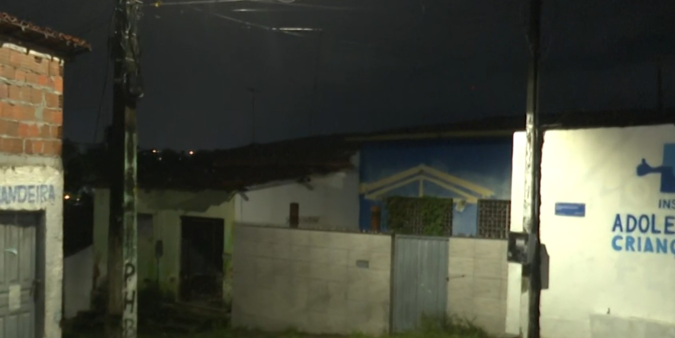 Casas são interditadas e moradores são retirados, em João Pessoa, após fortes chuvas 