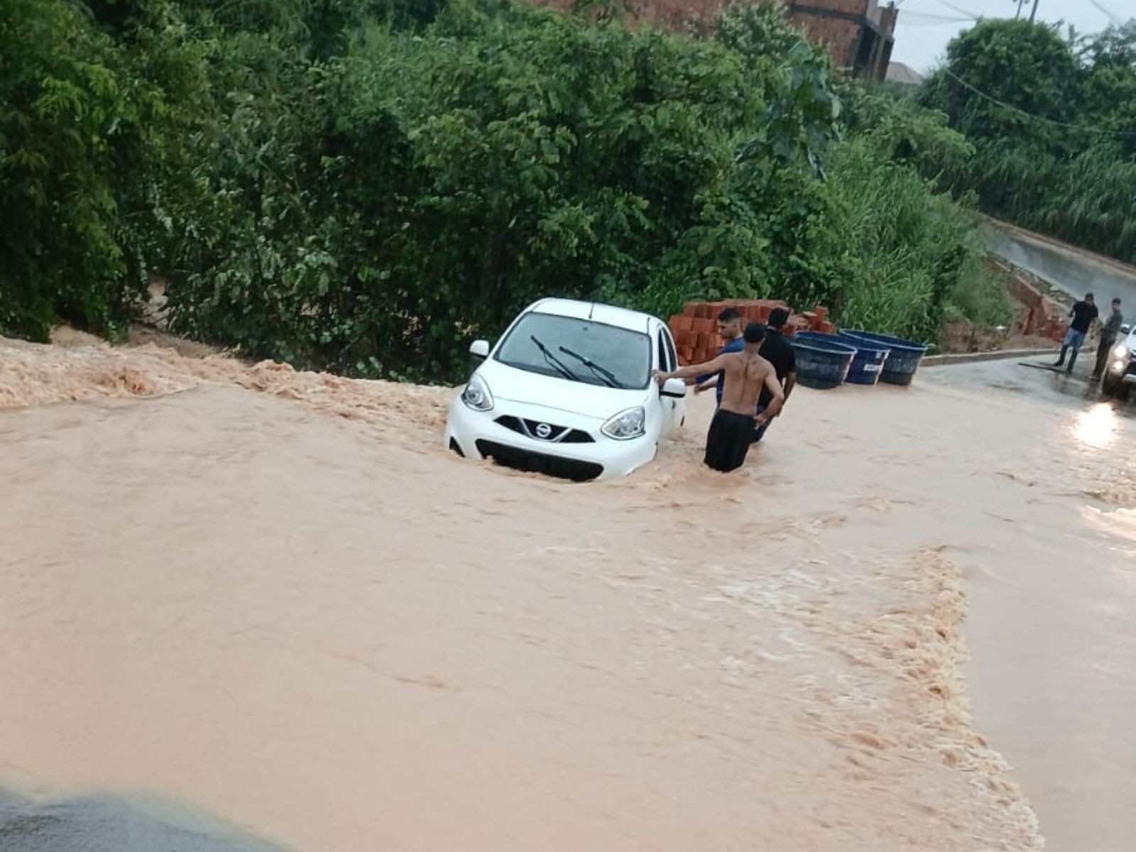 Em uma hora chove o esperado para 10 dias e cidade do interior do AC tem ruas alagadas 