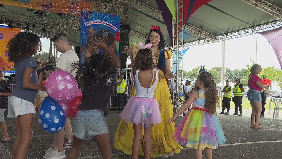 Crianças brincam no Bloco Mamãe Taguá, neste sábado (1º), no DF — Foto: TV Globo/Reprodução
