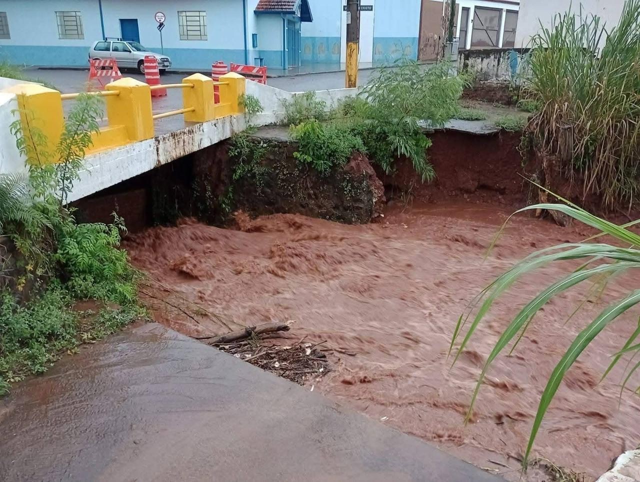 Ponte desaba pela 2ª vez em pouco mais de um ano após fortes chuvas no interior de SP