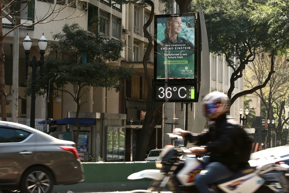 Relógio na Rua da Consolação, no Centro de SP, marcando 36°C na manhã desta quarta-feira (23) — Foto: Celso Tavares/g1