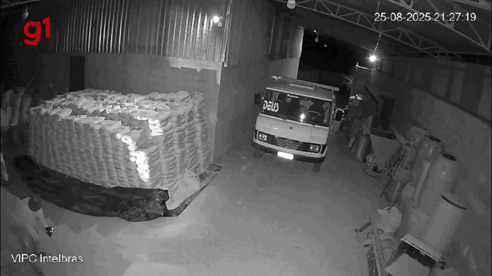 Câmeras flagram furto de R$ 94 mil em sacas de café em Imbé de Minas