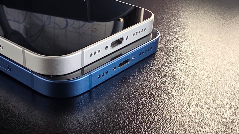 iPhone 16e (acima) com encaixe USB-C e iPhone 13 (abaixo) com encaixe padro Lightning  Foto: Henrique Martin/g1