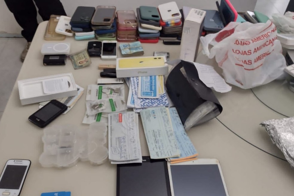 Mulher é presa pelo crime de receptação com carimbo médico falsificado, cartões e cheques em Fortaleza — Foto: Reprodução