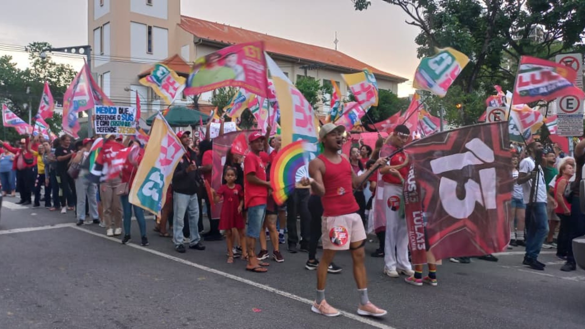 Apoiadores de Lula fazem passeata pelo Centro de Divinópolis
