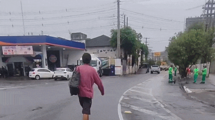 Motociclista que divulgava manobras perigosas e até agressões a pedestres é alvo de operação