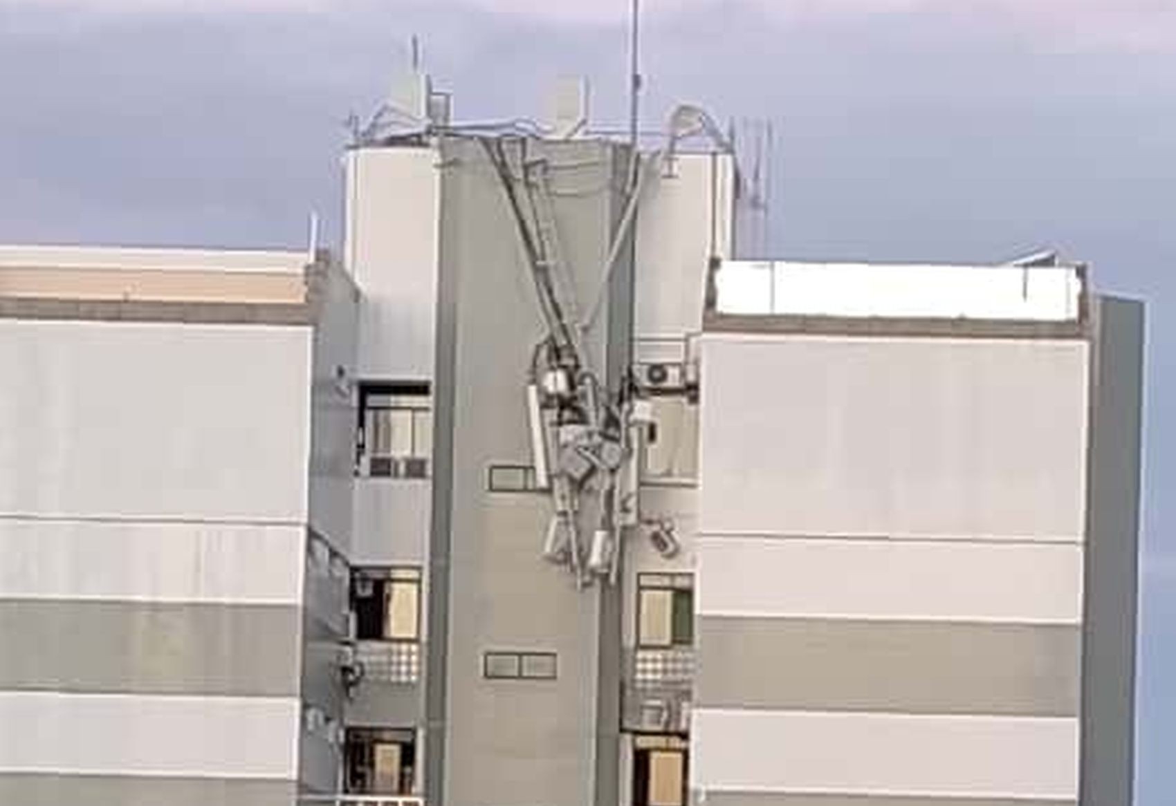 Parte de antena despenca e fica pendurada em prédio na Zona Sul de Aracaju 