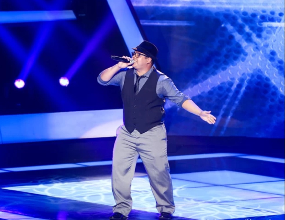 Cantor Elias Moreira no palco do The Voice Brasil; cantor morreu aos 39 anos em Manaus. — Foto: Reprodução/Rede Globo
