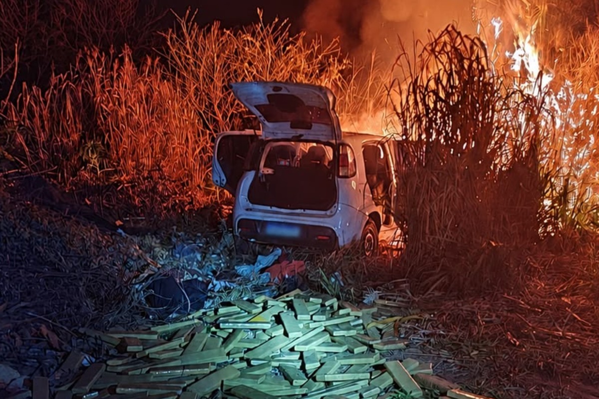 Carro carregado com 380 Kg de drogas pega fogo após perseguição em MS