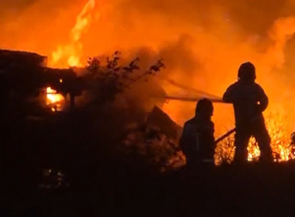 Carreta de combustível tomba, deixa duas pessoas feridas e causa incêndio em rodovia, na Paraíba