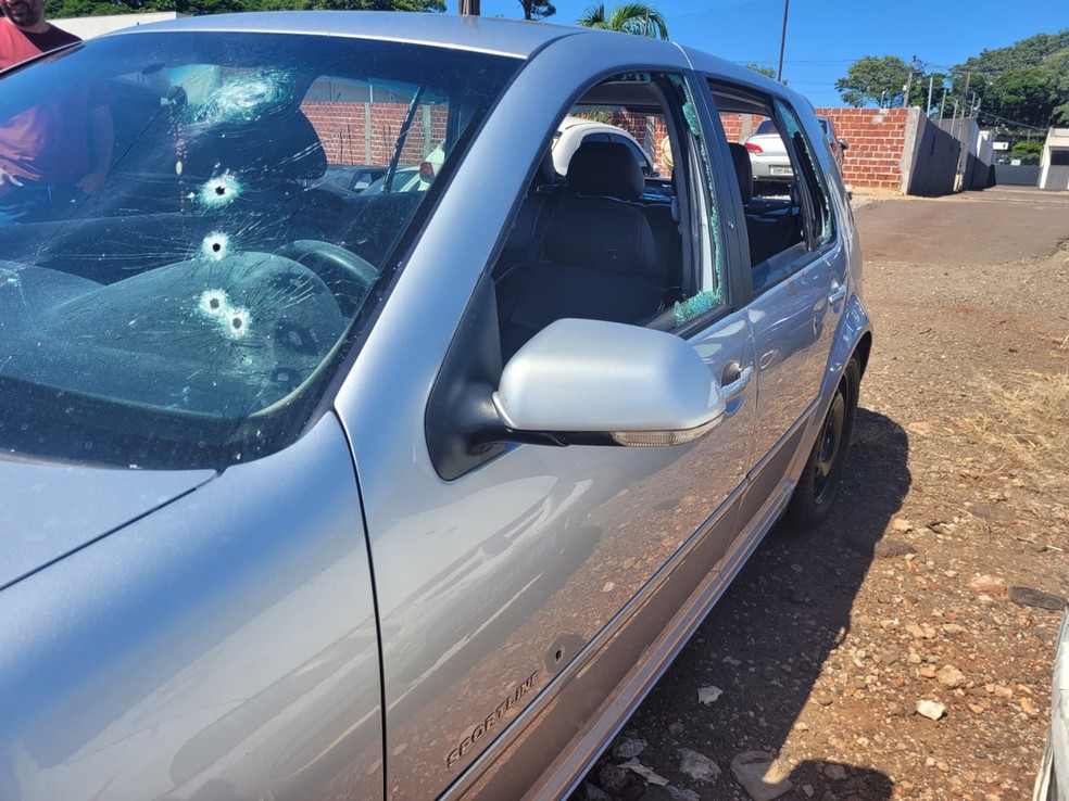 Carro usado pelos suspeitos mortos apresentava diversas marcas de disparos de arma de fogo — Foto: Rodrigo Grando/RPC Maringá