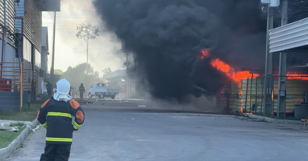 Bombeiros atuam em incêndio em fábrica no Distrito Industrial de Manaus. — Foto: Naine Carvalho/Rede Amazônica