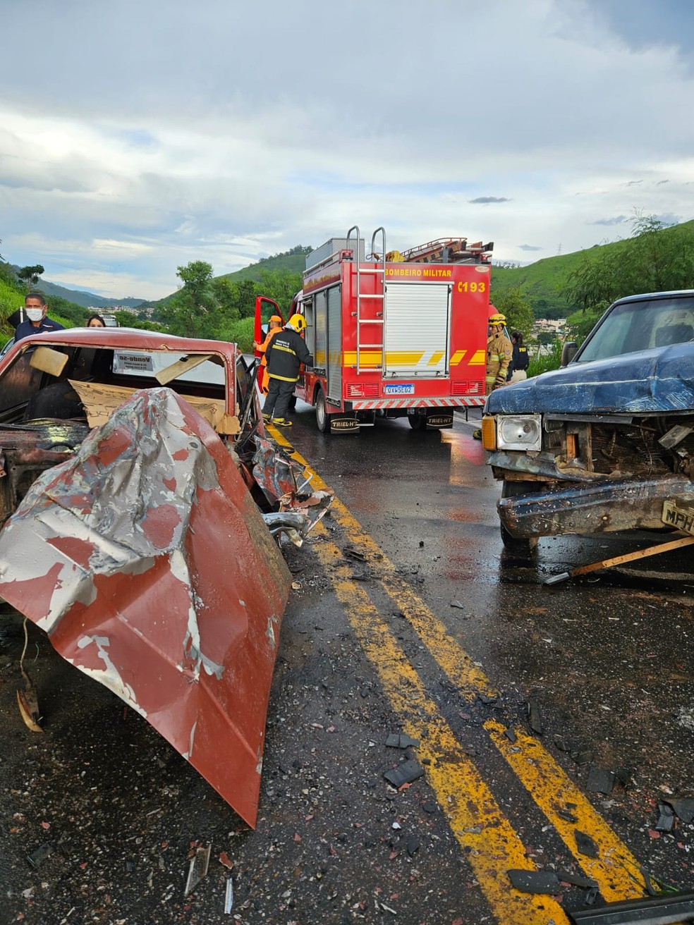 Acidente na BR-381 deixa mortos e um ferido — Foto: Corpo de Bombeiros