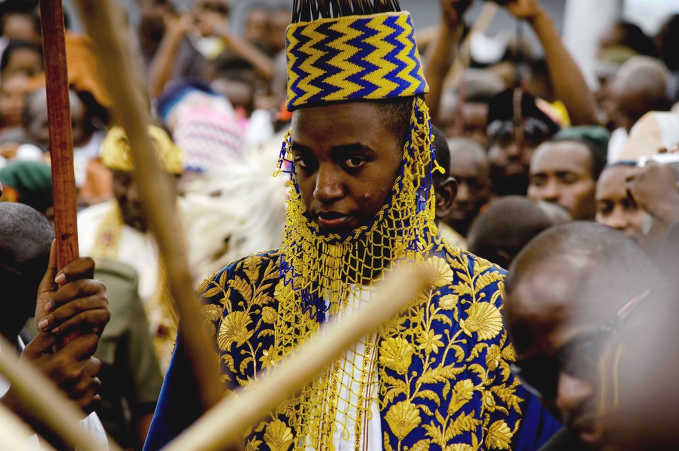O Rei do Reino de Tooro, em Uganda, Oyo Nyimba Kabamba Iguru Rukidi IV, em seu aniversário de 18 anos. — Foto: AP/Marc Hofer, Arquivo