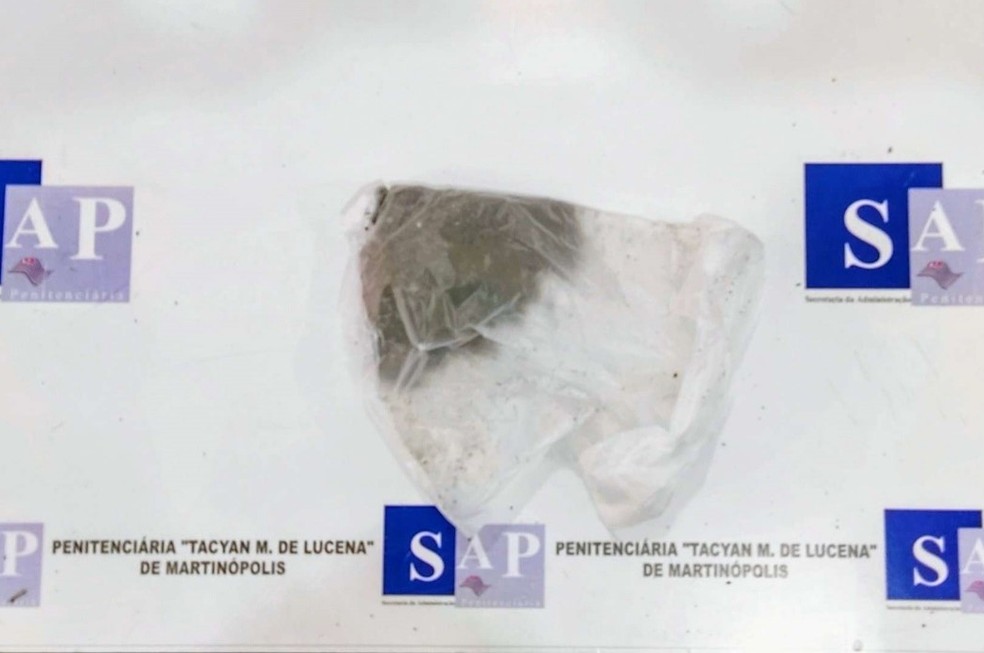 Mulher foi encaminhada à Delegacia de Polícia de Martinópolis (SP) após tentar entrar na penitenciária com maconha — Foto: Secretaria de Administração Penitenciária 