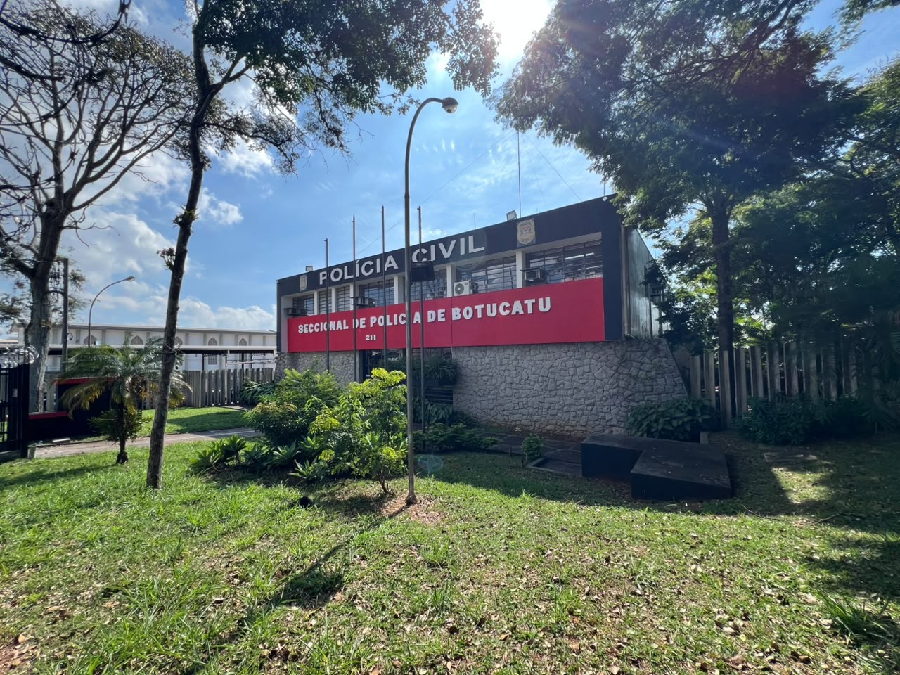 Homem invade casa da mãe e é esfaqueado pelo padrasto em Botucatu