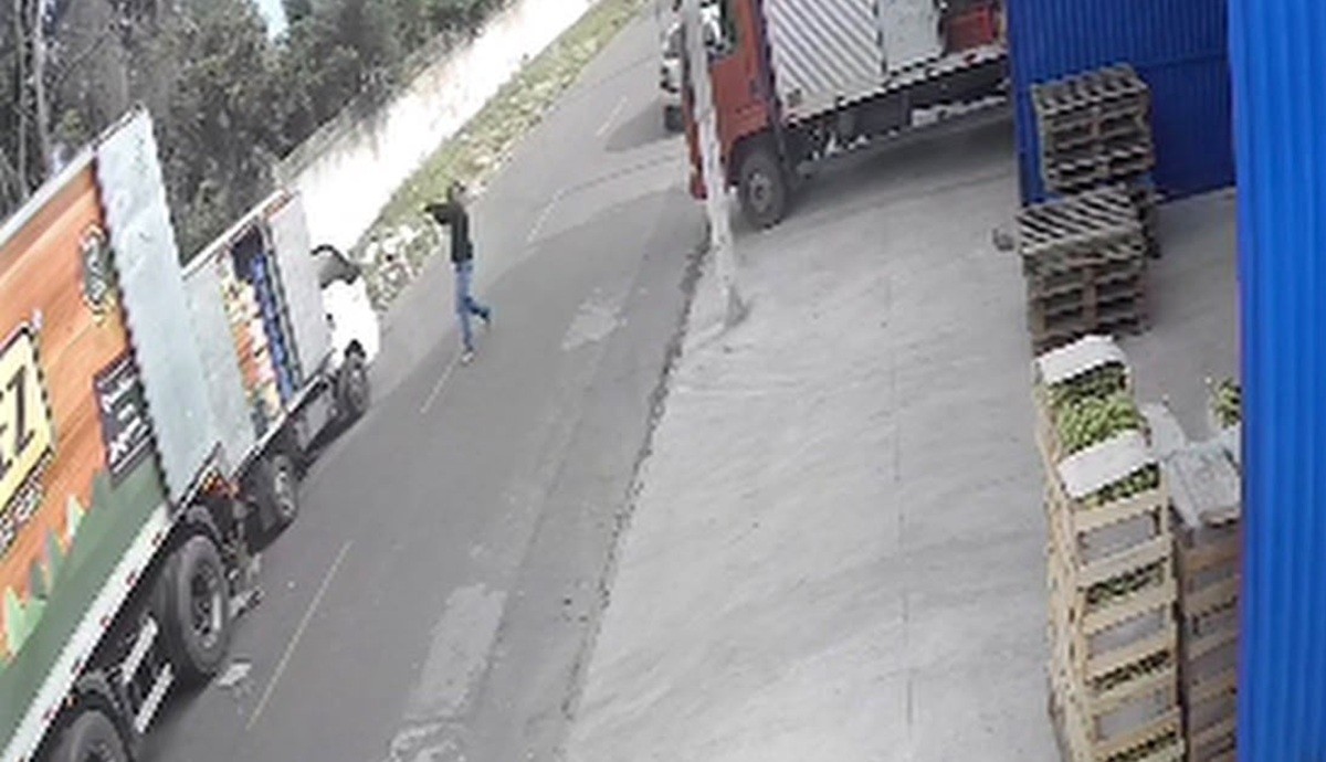 Trio armado rouba funcionários de estabelecimento comercial em Campos