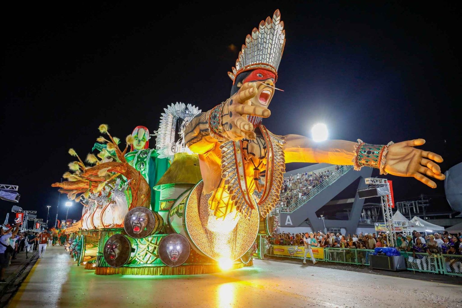 Após critério de desempate, Reino Unido da Liberdade fica em 3º lugar no Carnaval de Manaus de 2026