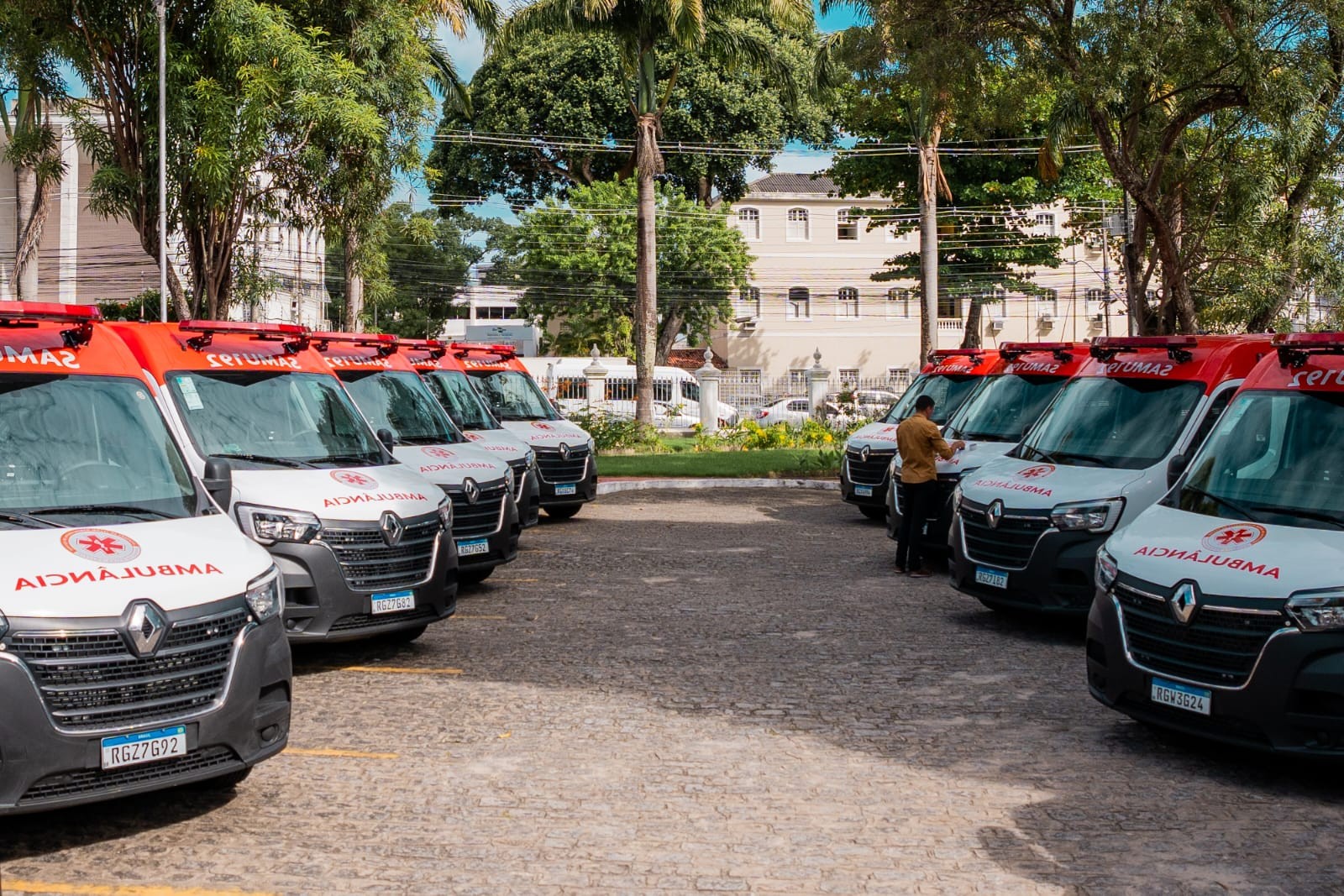 Governo de Alagoas entrega ambulâncias e anuncia nova sede do Samu em Maceió