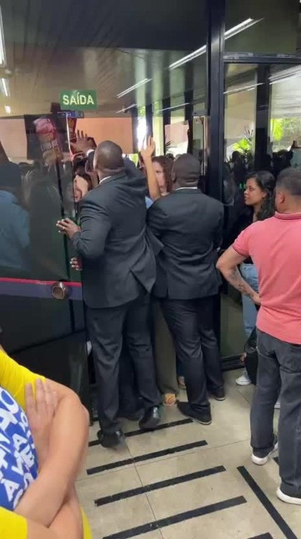 Manifestantes lotam Câmara Municipal de BH para pedir aprovação de tarifa zero; vídeos mostram confusão