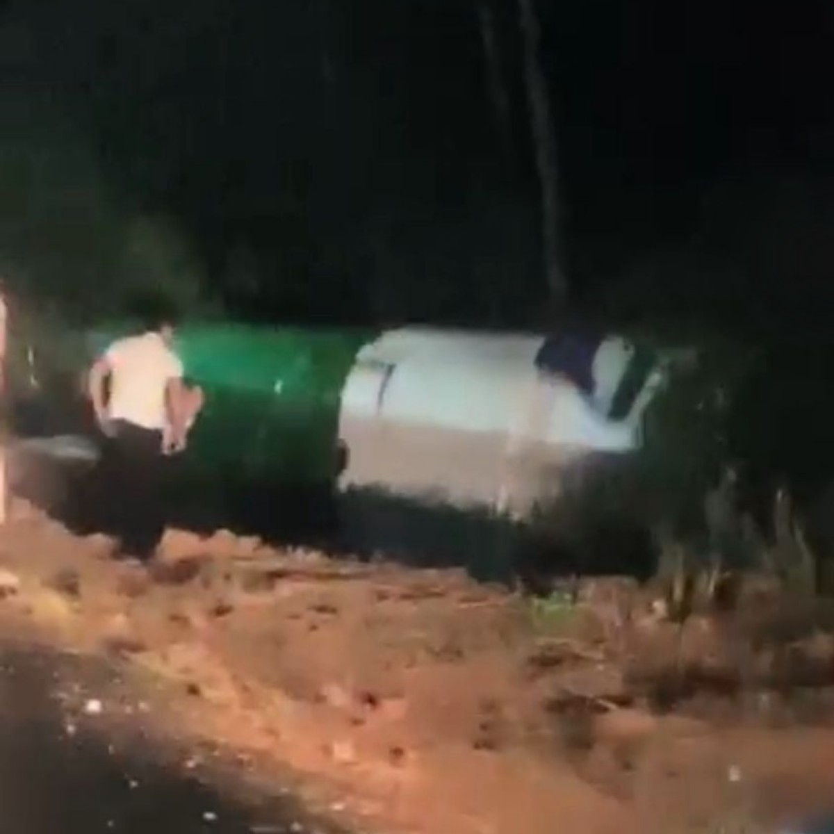 Motociclista morre e 28 ficam feridos após acidente com micro-ônibus na BR-364 em RO