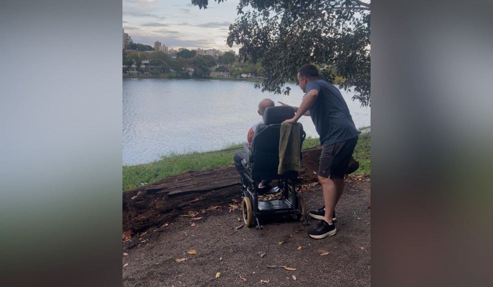Luiz e seu pai José no Lago Igapó em Londrina — Foto: Luiz Augusto Fernandes/Arquivo Pessoal
