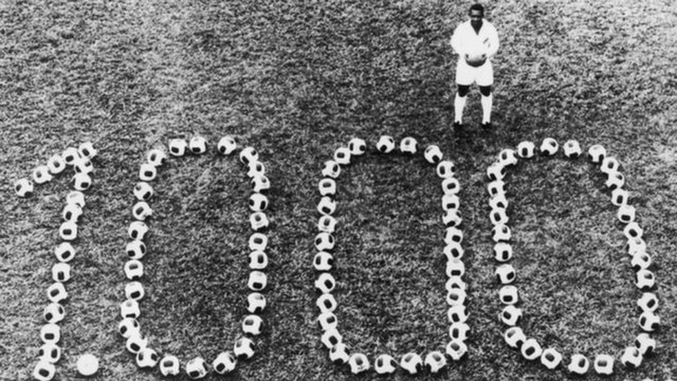 BBC - Pelé em foto homenageando seu milésimo gol em 1969 — Foto: Hulton Archive/Getty Images