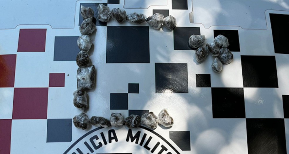 Adolescente foi apreendido com mais de 20 porções de maconha, em Presidente Epitácio (SP) — Foto: Polícia Militar