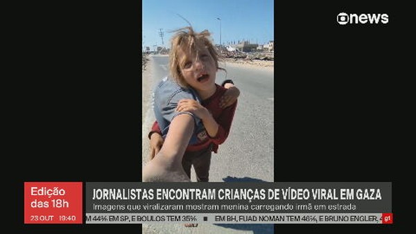 Menina carrega irmã após atropelamento em Gaza — Foto: Reprodução/GloboNews