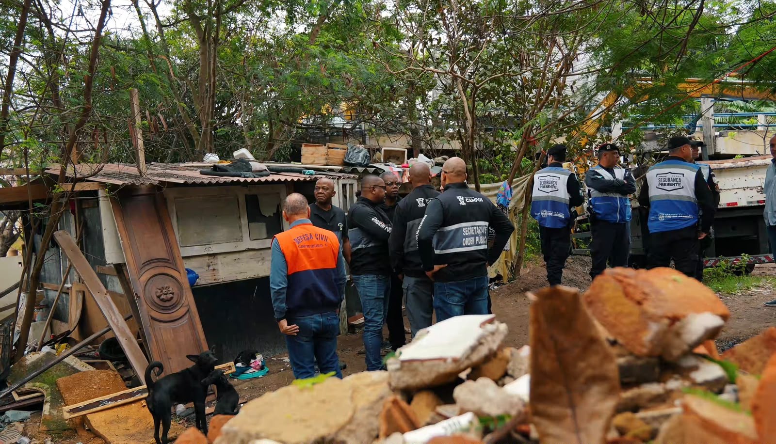 Força-tarefa retira estruturas e lixo de área sob ponte em Campos após reclamações de moradores