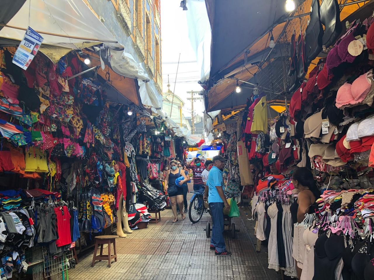 Comércio de Manaus tem horário reduzido no feriado de Tiradentes; veja o que abre e o que fecha