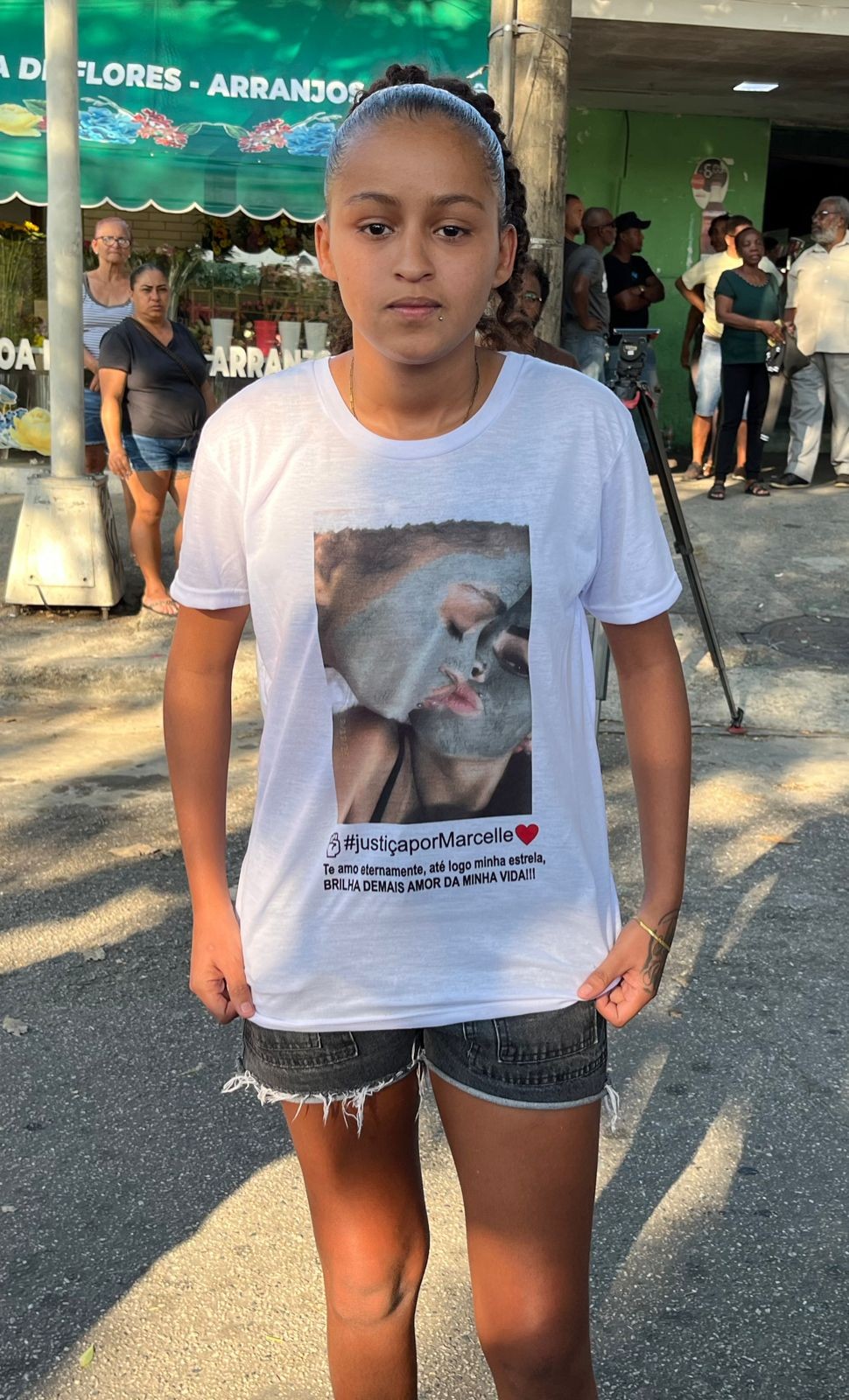 Parentes e amigos protestam no enterro de vítima de feminicídio na Zona Norte do Rio