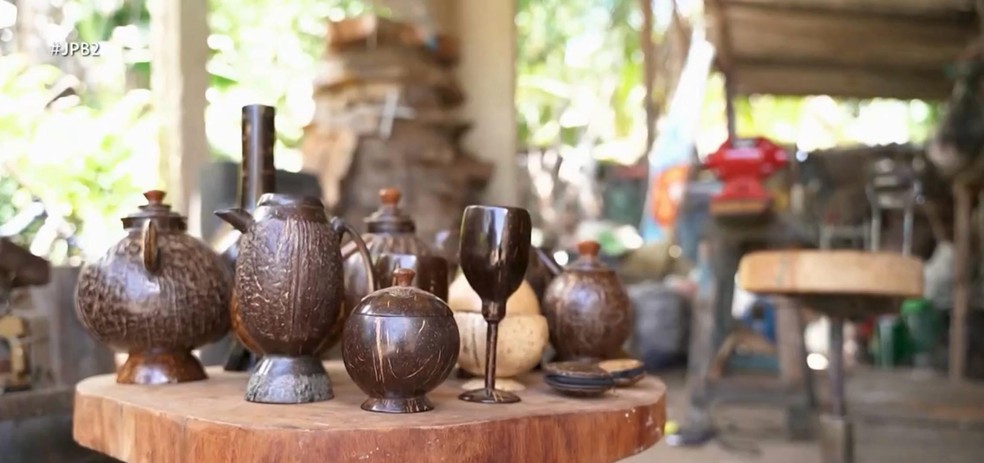 Artesanato feito em coco em uma das aldeias potiguara, na Paraíba — Foto: Reprodução/TV Cabo Branco