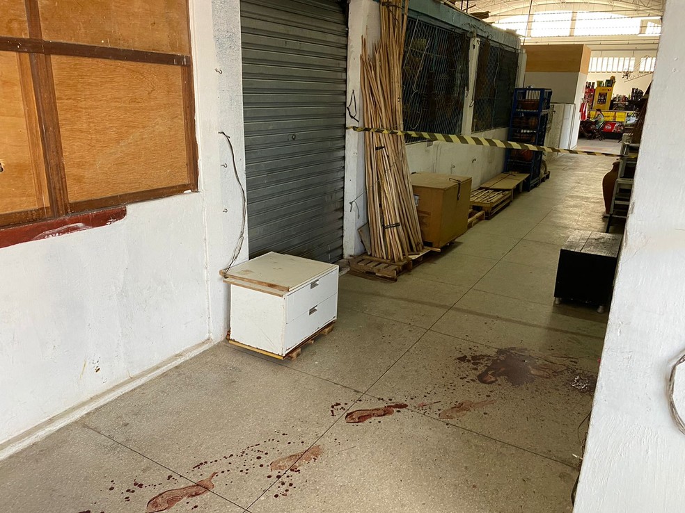Homem morreu dentro do mercado da Avenida 6, no bairro do Alecrim, Zona Leste de Natal &mdash; Foto: Gustavo Brendo/Inter TV Cabugi
