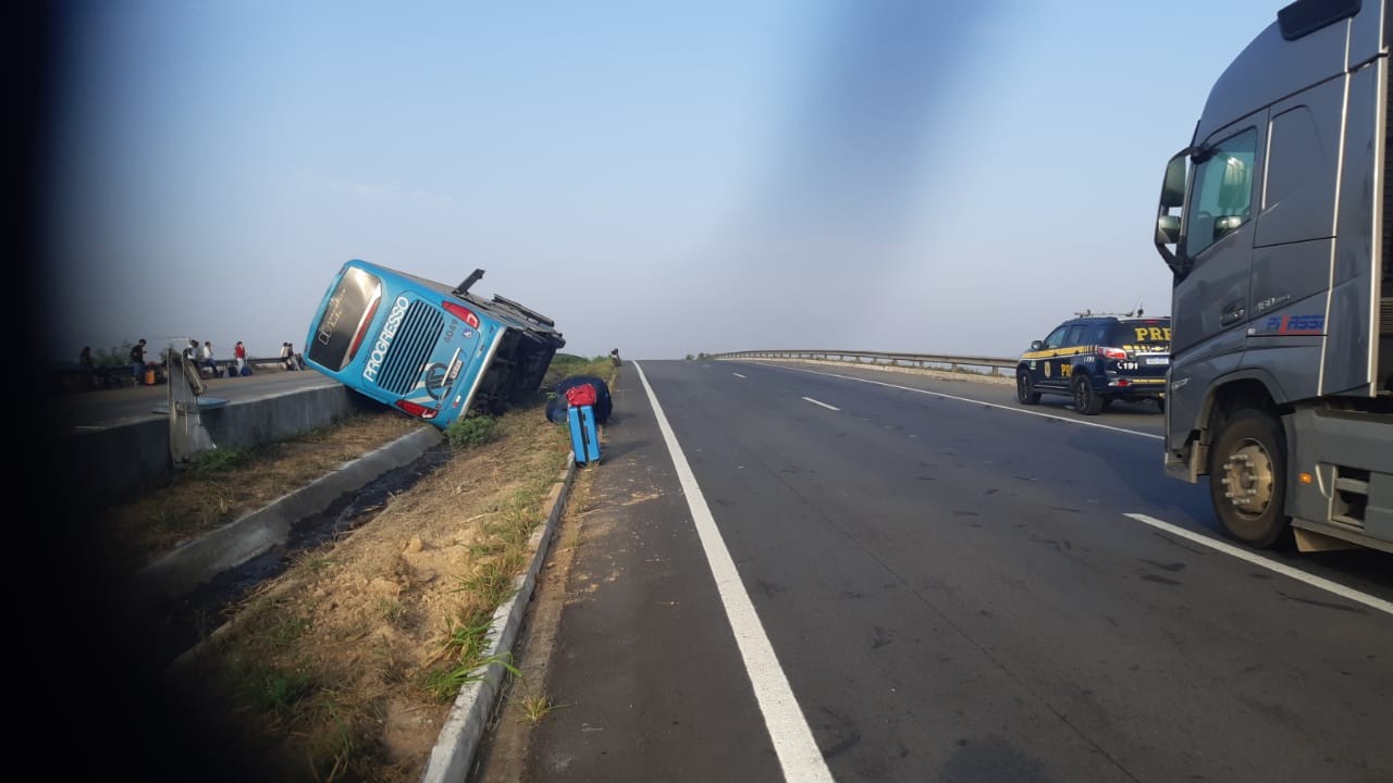 Ônibus tomba e deixa feridos em Teotônio Vilela, interior de AL