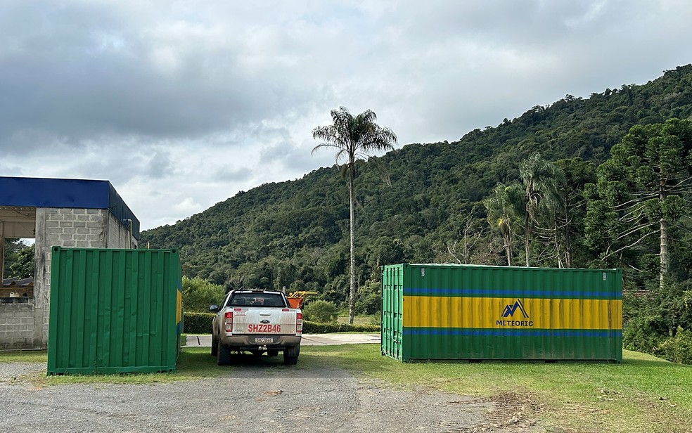 Equipamentos da mineradora Meteoric em posto de combustíveis do distrito de Pocinhos do Rio Verde, em Caldas (MG) — Foto: Fabiana Assis/g1