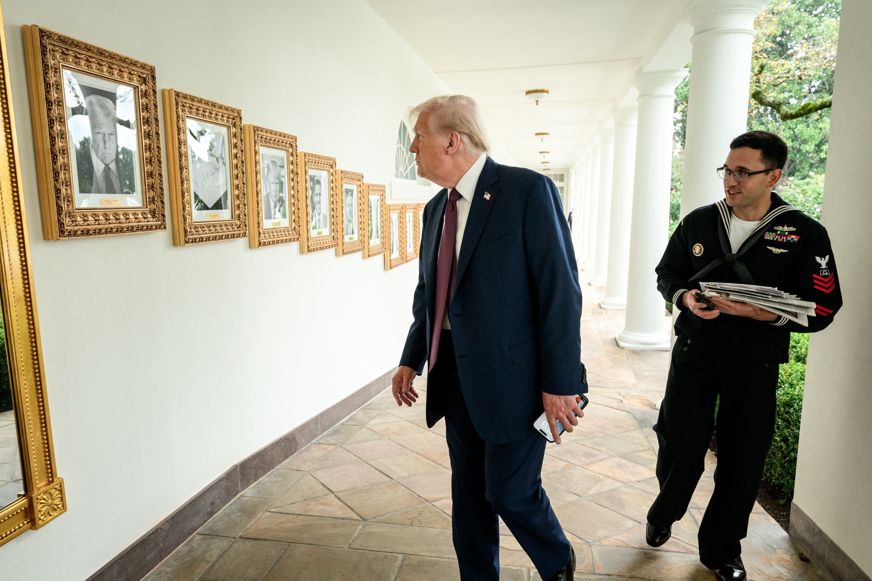 Governo Trump ironiza Biden e põe 'caneta automática' representando ex-presidente em galeria na Casa Branca; VÍDEO