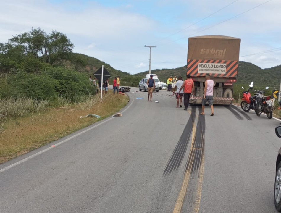 Homem morre após motocicleta bater de frente com caminhão na Bahia; outro acidente foi registrado no sul do estado