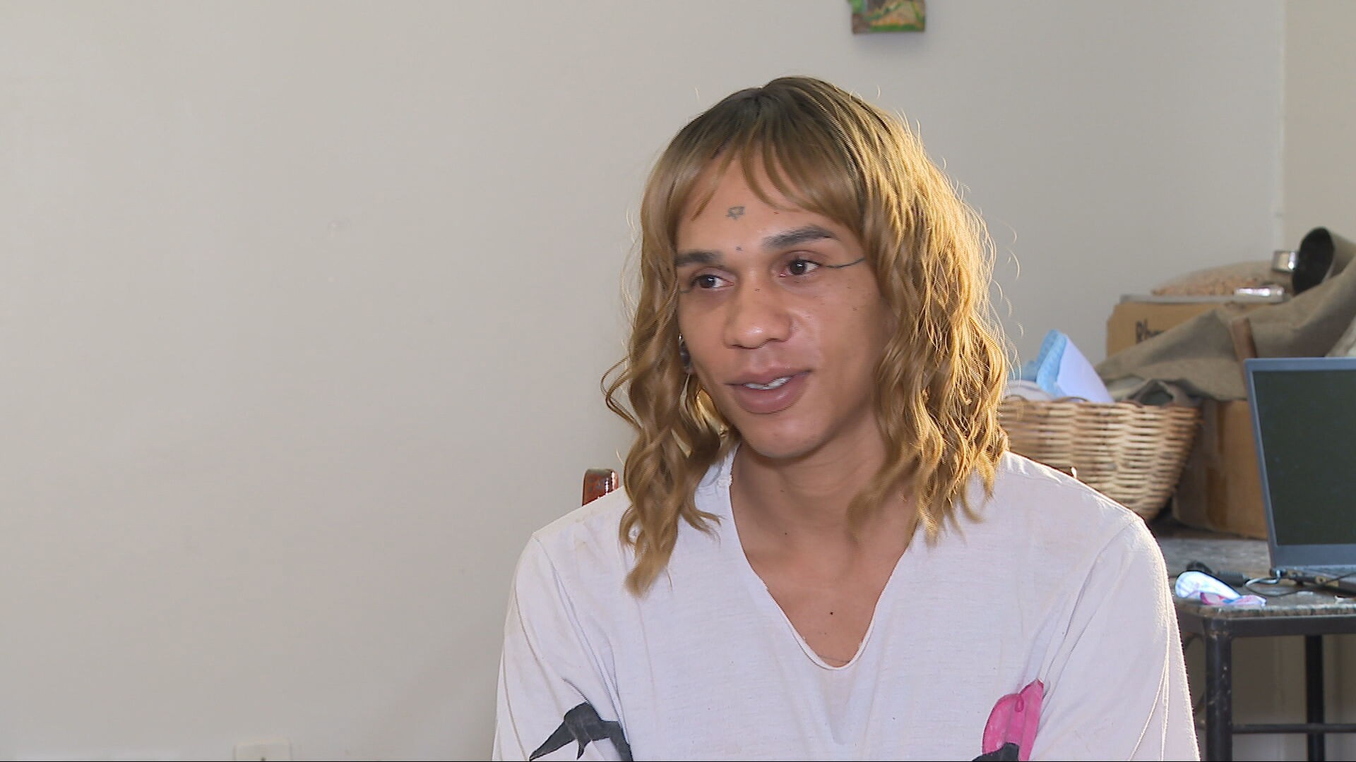 Mulher denuncia ter sido vítima de homotransfobia e agressão em bar de Brasília