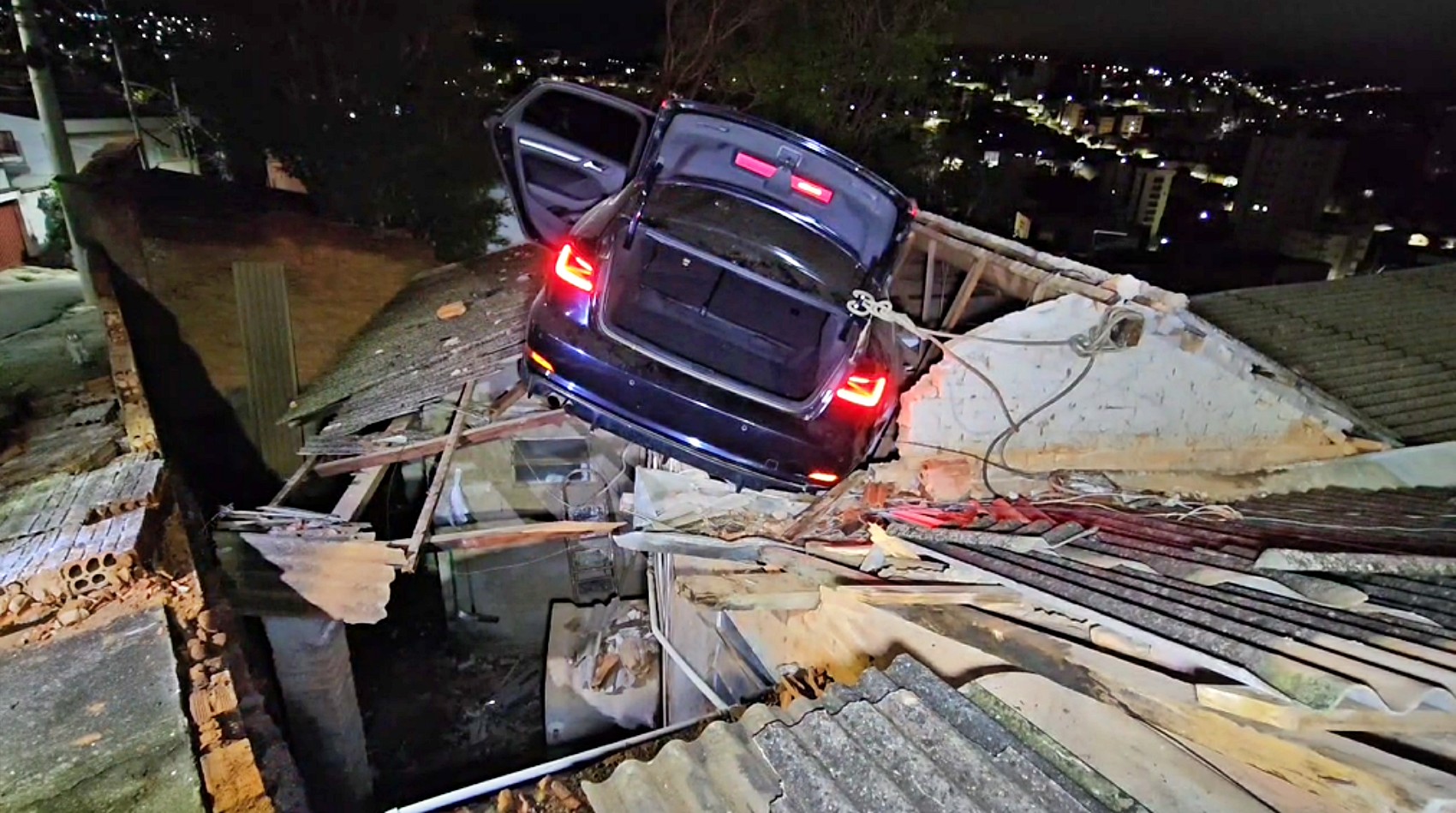 Carro cai em telhado de casa e motorista é preso por embriaguez ao volante em MG