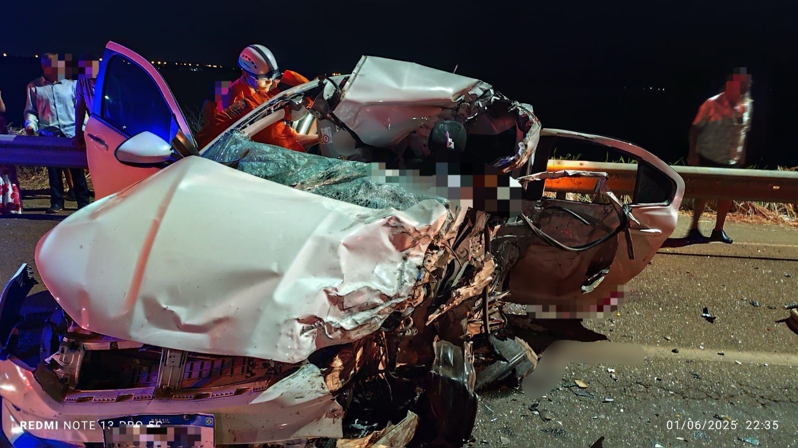 Acidente entre carros e carreta deixa homem morto e quatro feridos na ponte que liga Palmas e Luzimangues