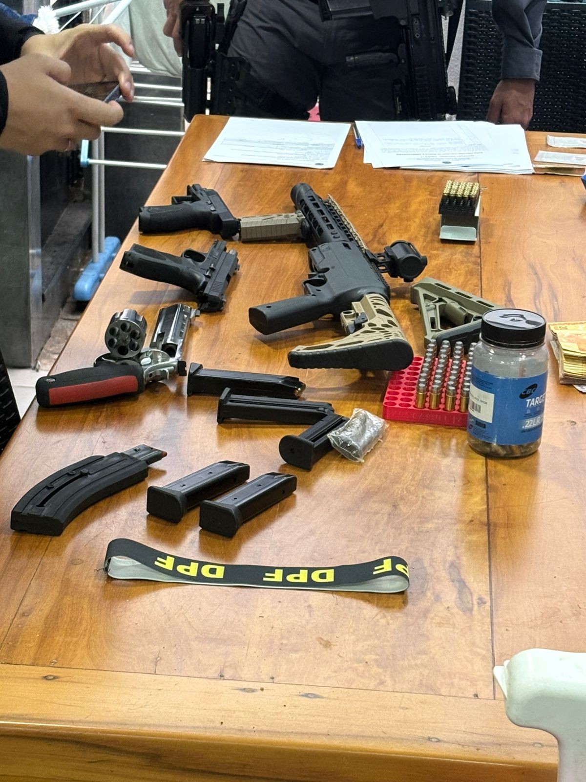 Tráfico internacional de drogas: PF e PM cumprem mandados de prisão e apreendem armas e dinheiro na região de Piracicaba