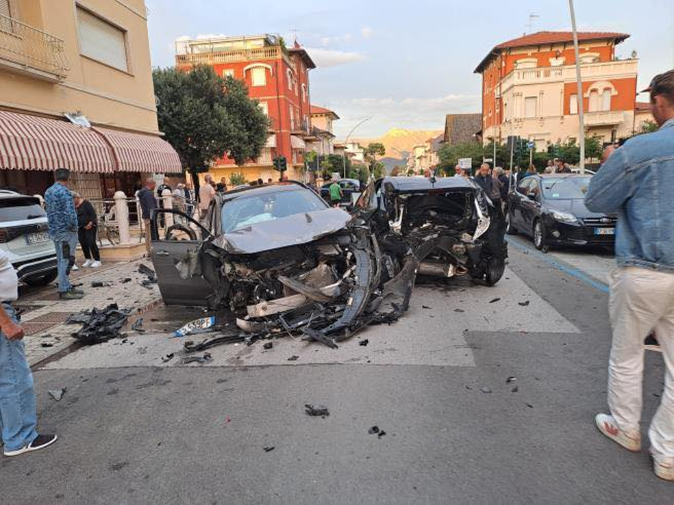 Carros destruídos após batida em Lido di Camaiore — Foto: Facebook/Reprodução