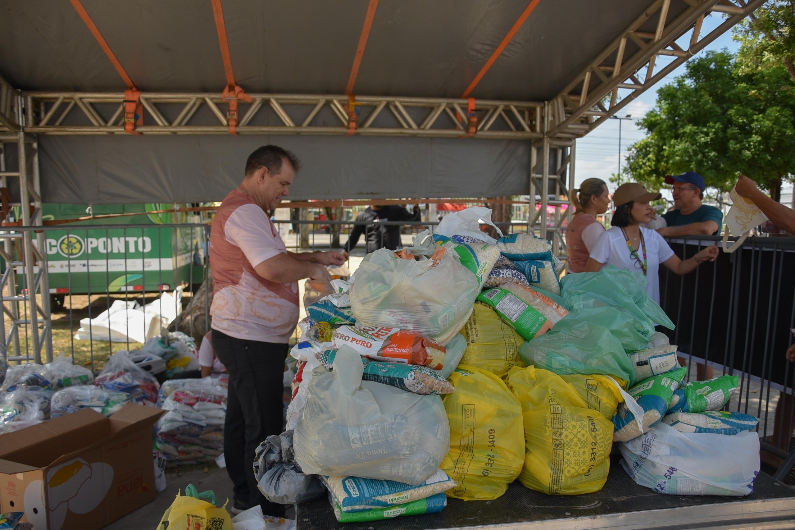 Fundação Rede Amazônica arrecada 4 toneladas de alimentos durante o Círio na Rede em Macapá
